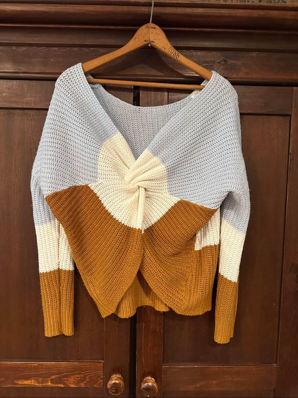 Full Circle Trends • Super unique • Twist Front • cropped
